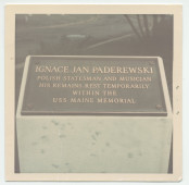 Photographie de la plaque commémorative accompagnant le cercueil d'Ignace Paderewski attendant son rapatriement en Pologne dans l'USS Maine Mast Memorial du cimetière national d'Arlington, en Virginie