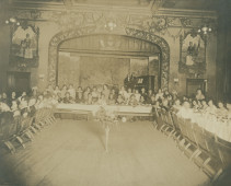 Photographie d'un repas de gala entièrement féminin aux couleurs américano-polonaises donné à Chicago en présence d'Hélène Paderewska (au centre à la table d'honneur) probablement à l'attention des bénévoles de de la Croix Blanche polonaise