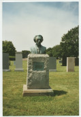 Photographie du buste de Paderewski exposé à l'extérieur du sanctuaire du «National Shrine of Our Lady Czestochowa» (cimetière américano-polonais) à Doleystown, en Pennsylvanie, où repose son cœur