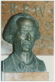 Photographie du buste de Paderewski exposé à l'intérieur du sanctuaire du «National Shrine of Our Lady Czestochowa» (cimetière américano-polonais) à Doleystown, en Pennsylvanie, où repose son cœur