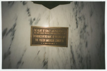 Photographie de la plaque du monument abritant le cœur de Paderewski au sanctuaire du «National Shrine of Our Lady Czestochowa» (cimetière américano-polonais) à Doleystown, en Pennsylvanie, inauguré le 29 juin 1986