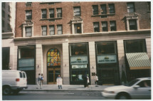 Photographie de la façade rénovée de l'Hôtel Buckingham à New York, ultime résidence de Paderewski, avec la plaque commémorative (inaugurée le 17 novembre 1991) à droite de l'entrée