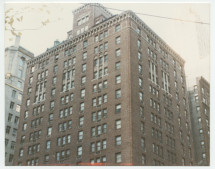 Photographie de la partie supérieure de l'Hôtel Buckingham à New York, où Paderewski a terminé sa vie en 1940-1941