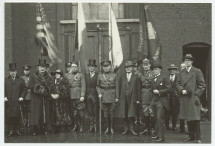 Photographie d'Ignace et Hélène Paderewski entourés de vétérans polono-américains de la Grande Guerre, avec leurs drapeaux et leurs décorations