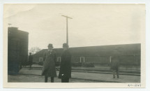 Photographie de Paderewski accompagnant Elefthérios Venizélos, ancien (et futur!) premier ministre grec, à la gare de Paso Robles, en Californie, en décembre 1921