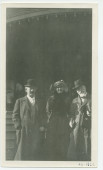 Photographie de Paderewski en compagnie d'Elefthérios Venizélos, ancien (et futur!) premier ministre grec, et de son épouse, devant l'hôtel de Paso Robles, en Californie, en décembre 1921