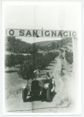 Photographie de Paderewski en voiture avec son chauffeur au portail d'entrée du «Rancho San Ignacio» à Paso Robles, en Californie, en 1921