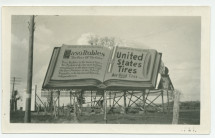 Photographie d'un panneau publicitaire à la gloire des «United States Tires» [«Les bons pneus américains»] et de Paso Robles, en Californie, «The Pass Of The Oaks» [«Le col des chênes»] et «home of Ignace Jan Paderewski…»