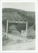 Photographie du portail d'entrée du «Rancho San Ignacio» à Paso Robles, en Californie, en 1922