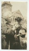 Photographie de Mrs Tape en compagnie d'un chien devant l'hôtel de Paso Robles, en Californie, en 1923