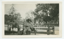Photographie d'Hélène Paderewska et de son chien Ping sur un banc devant l'hôtel de Paso Robles, en Californie, le 4 mars 1924