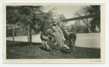 Photographie de Mrs Tape en compagnie de deux chiens à Paso Robles, en Californie, en mars 1924