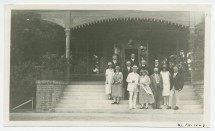 Photographie de groupe de Paderewski devant l'hôtel de Paso Robles, en Californie, le 31 juillet 1927, en compagnie notamment de son épouse Hélène et, à sa gauche, de la pianiste américaine Phillida Ashley et de son ancien élève Zygmunt Stojowski