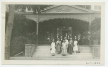 Photographie de groupe de Paderewski devant l'hôtel de Paso Robles, en Californie, le 31 juillet 1927, en compagnie notamment de son épouse Hélène et, à sa gauche, de la pianiste américaine Phillida Ashley et de son ancien élève Zygmunt Stojowski