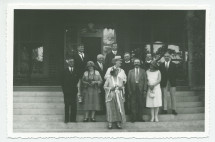 Photographie de groupe de Paderewski devant l'hôtel de Paso Robles, en Californie, le 31 juillet 1927, en compagnie notamment de son épouse Hélène et, à sa gauche, de la pianiste américaine Phillida Ashley et de son ancien élève Zygmunt Stojowski