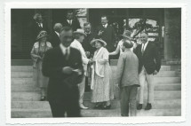 Photographie de groupe (en mouvement) de Paderewski devant l'hôtel de Paso Robles, en Californie, le 31 juillet 1927, en compagnie notamment de son épouse Hélène et, à sa gauche, de la pianiste américaine Phillida Ashley et de son élève Zygmunt Stojowski