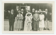 Photographie de groupe de Paderewski devant l'hôtel de Paso Robles, en Californie, le 31 juillet 1927, en compagnie notamment de son épouse Hélène (devant lui) et, à sa gauche, de la pianiste américaine Phillida Ashley et de son élève Zygmunt Stojowski