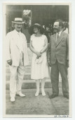 Photographie de Paderewski devant l'hôtel de Paso Robles, en Californie, le 31 juillet 1927, à l'occasion de la Fête de la Saint-Ignace, en compagnie de la pianiste américaine Phillida Ashley et de son ancien élève Zygmunt Stojowski