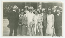 Photographie de Paderewski devant l'hôtel de Paso Robles, en Californie, le 31 juillet 1927, en compagnie du prêtre Foon, Mrs Foin, Hélène Lübke, Hélène Paderewska, M. Joubert, Zygmunt Stojowski, Phillyda Ashley…
