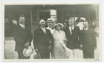 Photographie de Paderewski devant l'hôtel de Paso Robles, en Californie, le 31 juillet 1927, en compagnie de M. Nicieak, William Hemphill, Hélène Paderewska, Marcel, le valet de Paderewski, et le Dr Józef Kazimierz Orlowski