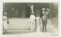 Photographie de Paderewski devant l'hôtel de Paso Robles, en Californie, le 31 juillet 1927, à l'occasion de la Fête de la Saint-Ignace, en compagnie de son épouse Hélène et de son ancien élève Zygmunt Stojowski