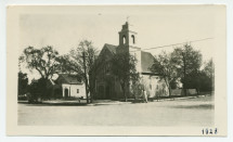 Photographie (de plus loin) de l'église et de la cure de Paso Robles, en Californie, en 1928