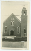 Photographie (de face avec l'entrée) de l'église de Paso Robles, en Californie, en 1928