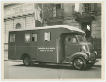 Photographie d'une unité mobile de rayons X du «Paderewski Polish Hospital» d'Edimbourg, en Ecosse, chapeauté par la Croix Blanche polonaise fondée à New York en 1918 par Hélène Paderewska