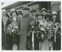 Reproduction laser d'une photographie de l'accueil réservé à Ignace et Hélène Paderewski (ainsi que sa secrétaire Hélène Lübke tout à gauche) à Melbourne en 1927, lors de la seconde tournée en Océanie