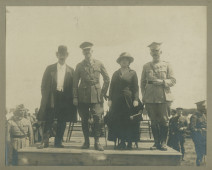 Photographie d'Ignace et Hélène Paderewski sur une tribune aux côtés d'un officier canadien et d'un officier polonais, assistant sans doute au défilé des deux camps d'entraînement des volontaires polonais à Niagara-on-the-Lake (Ontario/Canada) en 1918