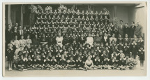 Photographie des maîtres et des élèves du Colegio de Señoritas «El Sagra do Corazón» [Collège de filles du Sacré-Cœur] de Guatemala [ville?], dédicacée le 28 mai 1938 «al maestro Paderewski, gloria del arte» [au maître Paderewski, gloire de l'art]