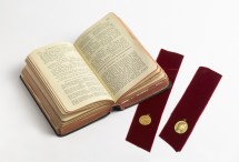 Livre de prières (ouvert) avec deux marque-pages de velours rouge ornés chacun d'un médaillon en or (l'un avec l'inscription «Prix d'honneur, Lausanne, 1903», l'autre «Lourdes, 25 mai 1923») ayant appartenu à Hélène Paderewska