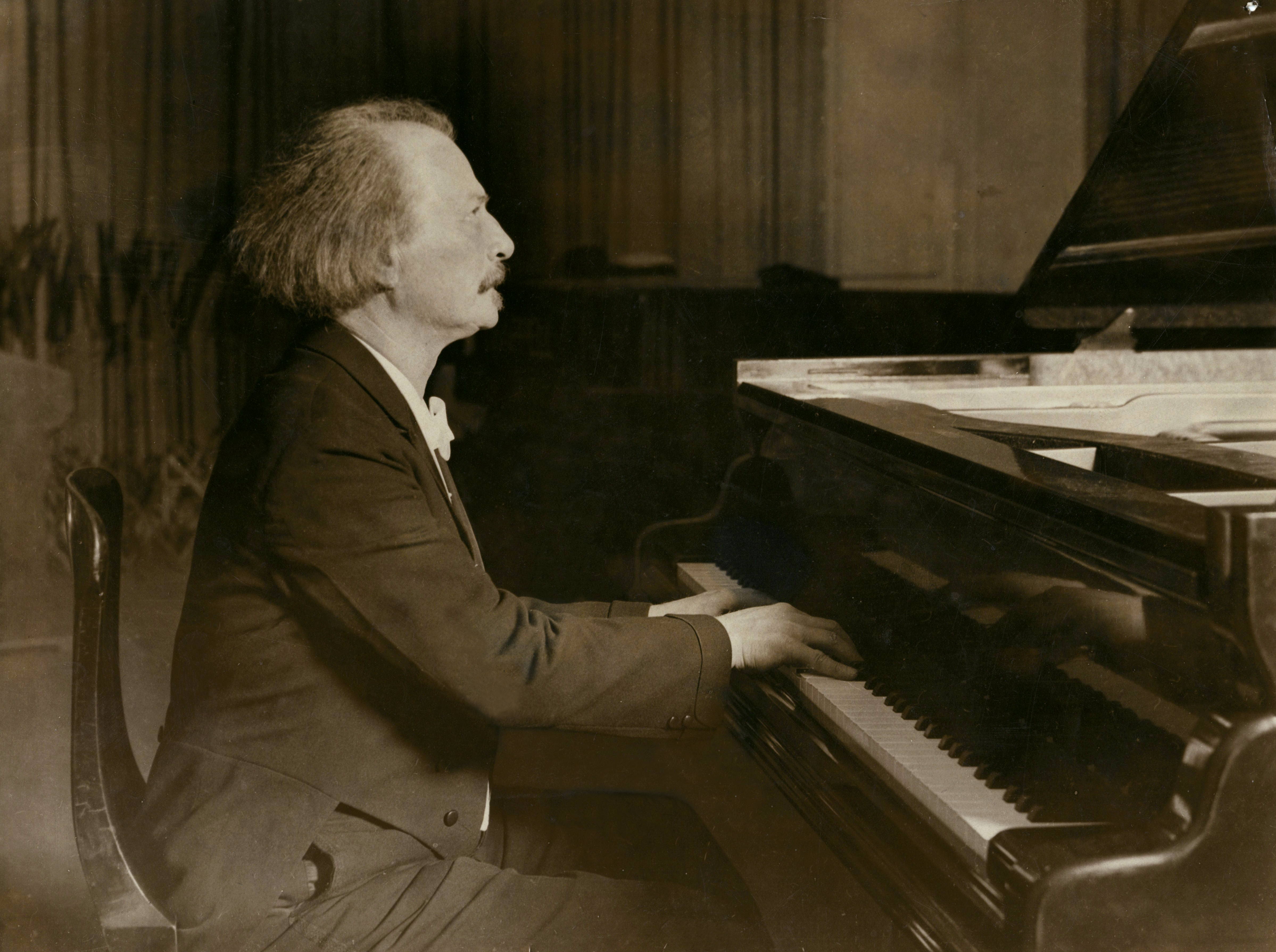 Ignacy Paderewski przy fortepianie, Londyn 1926